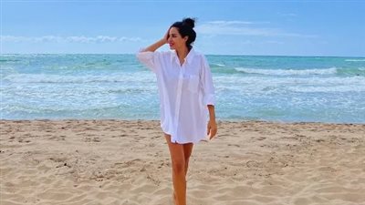 نسرين آمين تغازل جمهورها بإطلالة جريئة