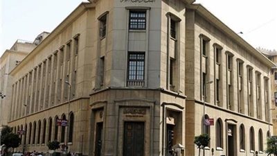 خبير اقتصادي: تثبيت سعر الفائدة تقييد للسيولة النقدية.. ومتوقع رفعها 