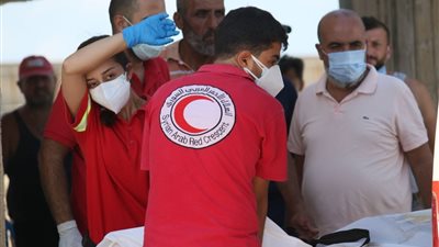 الفجر تنفرد بنشر صور عملية إنقاذ الضحايا بمركب طرطوس وانتظار ذويهم لجثامينهم