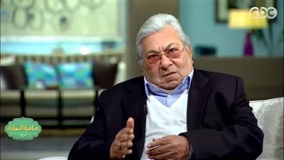 فاروق فلوكس يكشف حقيقة تأجيل دفن والدته بسبب عرض مسرحي (فيديو)