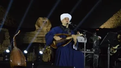 محمود التهامي يشعل أجواء سفح الأهرامات بأول حفل إنشاد ديني (صور)