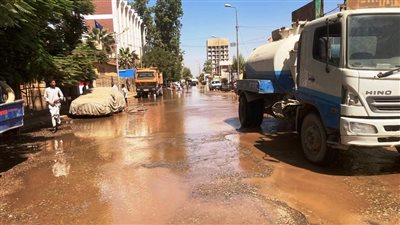 كسر مفاجئ بخط مياه الشرب بإدفو ودفع سيارات المياه لإمداد الأهالى باحتياجاتهم