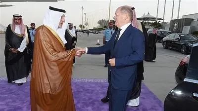بعد زيارة قصيرة.. المستشار الألماني أولاف شولتس يغادر جدة