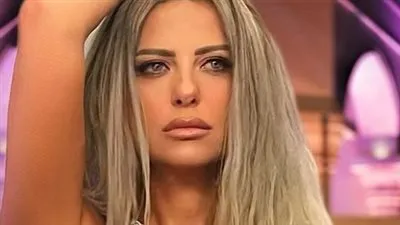 ريم مصطفى تخطف قلوب متابعيها بفستان أصفر لامع 