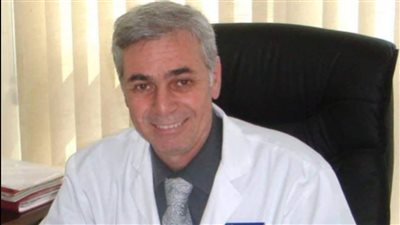 يصل إلى تسمم الدم.. أيمن سالم يوضح مخاطر إهمال علاج الالتهاب الرئوي