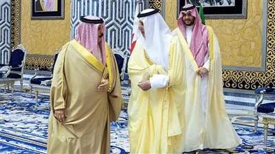 بعد وصوله جدة.. أمير مكة يستقبل ملك البحرين
