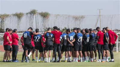 تعليق مثير من نجم الأهلي على العودة إلى التدريبات 