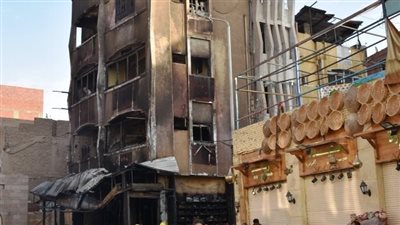 محافظ أسوان يتفقد آثار حريق اندلع بأحد الشوارع في السوق السياحي