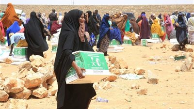 مركز سلمان للإغاثة يوزع مساعدات غذائية للمتضررين من الجفاف بالصومال