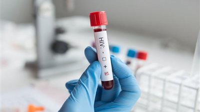 أستاذ فيروسات تكشف تفاصيل اكتشاف لقاح للإيدز (فيديو)