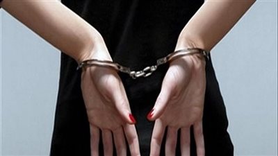 حبس سيدة وشقيقها لحيازتهما على 72 كيس من مخدر الآيس بالوراق