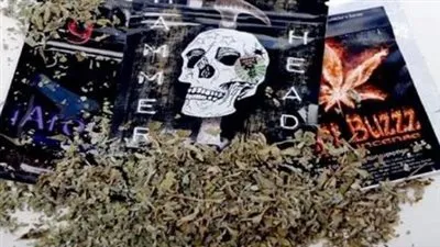 حبس ديلر لحيازته على 7 قطع فرش حشيش في الوراق