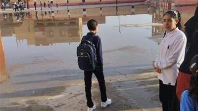 طفح المجاري داخل مدرسة بدمياط بالتزامن مع أول يوم دراسة.. صور 