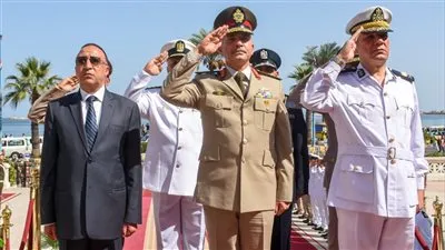 قائد المنطقة الشمالية العسكرية ومحافظ الإسكندرية ومدير الأمن يضعا أكليل الزهور على النصب التذكاري