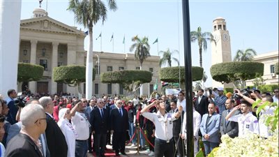 عاشور والخشت يشهدان تحية العلم وعزف النشيد الوطني بجامعة القاهرة 