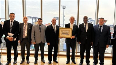 وزير النقل يزور ميناء طوكيو البحري (صور)