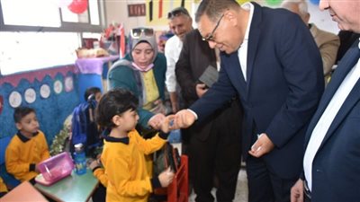  محافظ الشرقية يُشارك طلبة مدرسة الشهيد أحمد سمير طابور الصباح 