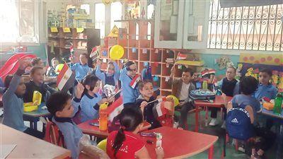 استقبال الطلاب بالأعلام والبلالين فى أول أيام الدراسة بالدقهلية.. صور