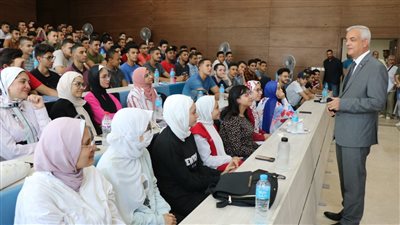 مبارك يتفقد سير العملية التعليمية بجامعة المنوفية الأهلية