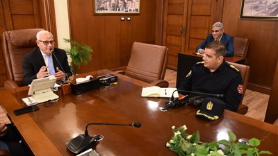 محافظ بورسعيد يستعرض مستجدات أعمال اللجنة المشكلة للمرور على دور العبادة