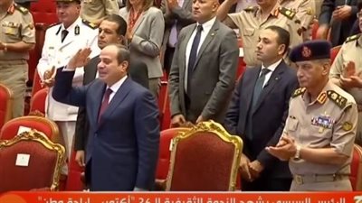 تقديرا لتضحياتهم.. السيسي يؤدي التحية العسكرية لأبطال حرب أكتوبر (فيديو)