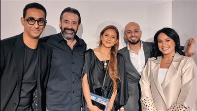 شاهد..أحدث ظهور لكريم عبد العزيز برفقة أبطال فيلم الفيل الأزرق 