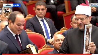 وزير الأوقاف يهدي السيسي نسخة من القرآن الكريم باحتفالية المولد النبوي الشريف