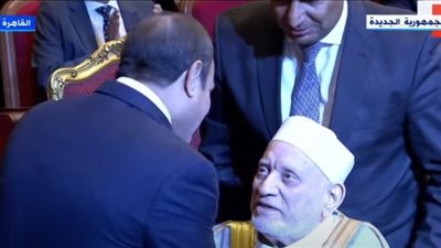 لفتة إنسانية للرئيس السيسي خلال تكريم أحمد عمر هاشم