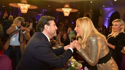 نادية الجندي برفقة هاني شاكر وزوجته بعيد ميلاد أحد الأصدقاء