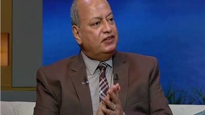 طبيب يوجه نصائح للوقاية من الأمراض المعدية