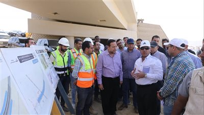 وزير النقل يجري جولة تفقدية لمشروع القطار الكهربائي السريع