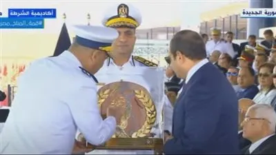 رئيس اكاديمية الشرطة يقدم للسيسي هدية تذكارية