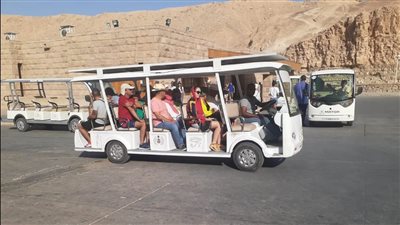 “طفطف بالطاقة الشمسية”.. بدء تشغيل سيارات صديقة للبيئة بالدير البحري ووادي الملوك