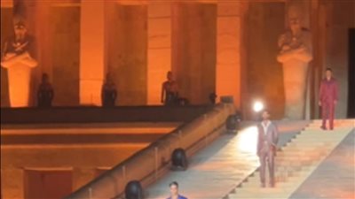 الفيس بوك يتناقل عرض أزياء بمعبد حتشبسوت.. والمغردون يتساءلون