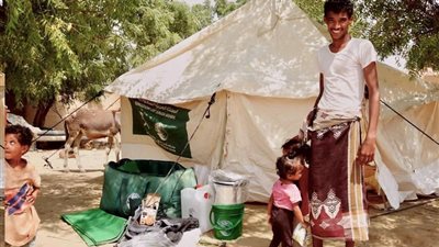 مركز سلمان للإغاثة يوزع مساعدات إيوائية في اليمن