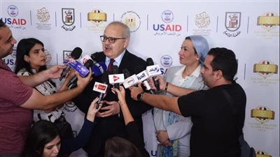 رئيس جامعة القاهرة يشهد فعاليات نموذج محاكاة مؤتمر المناخ