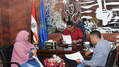  السكرتير العام بأسوان يستمع لمطالب 23 مواطنا ومواطنة