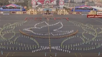 شاهد.. ما الذي شكله العازفون من طلبة الكليات العسكرية أمام السيسي (فيديو)