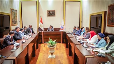 وزير الصحة يبحث توفير أحدث الأدوية المطورة لعلاج مرضى الأورام والإيدز