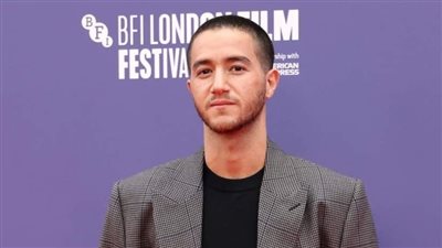 أحمد مالك ينشر صورًا من أول عرض مسرحي له في لندن