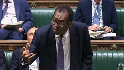 إقالة وزير الخزانة البريطاني كواسي كوارتنج.. تفاصيل