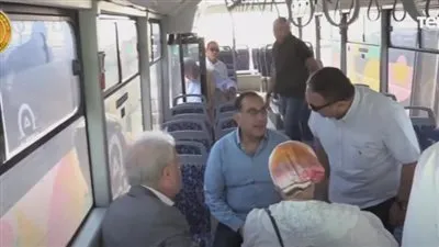 شاهد.. رئيس الوزراء يتفقد أسطول أتوبيسات الكهرباء والغاز استعدادا لمؤتمر المناخ