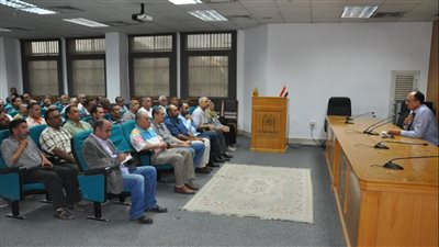 رئيس جامعة حلوان يجتمع مع مديري العموم وأمناء الكليات