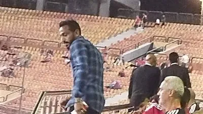 محمود كهربا يؤازر لاعبي الأهلي في مواجهة اتحاد المنستيري 