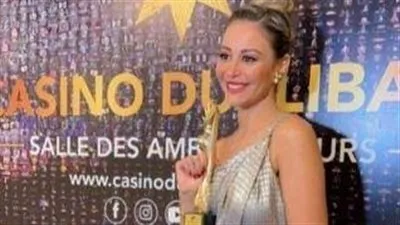 منة شلبي تفوز بجائزة أفضل ممثلة عربية من 