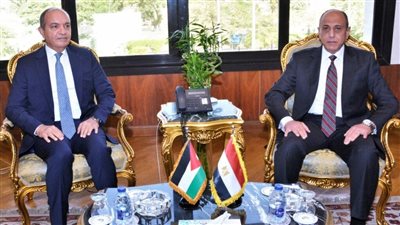 وزير الطيران يبحث مع السفير الأردني بالقاهرة تعزيز التعاون في النقل الجوي
