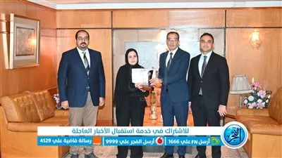  رئيس جامعة الفيوم يكرم أسرة المرحوم الطبيب أحمد سليم النمر