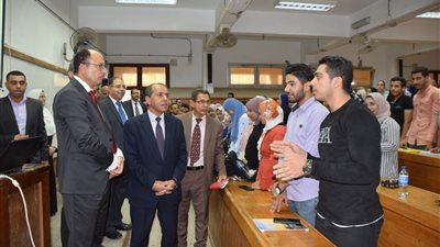 رئيس جامعة حلوان يتفقد كلية التكنولوجيا والتعليم