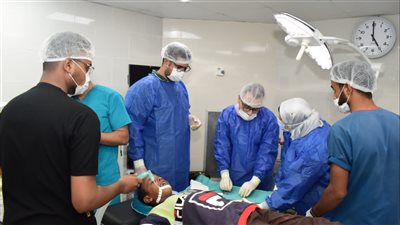 قافلة جامعة عين شمس التنموية تواصل تقديم خدماتها للمواطنين في حلايب وشلاتين