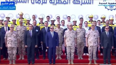 السيسي يلتقط صورة تذكارية مع العاملين بمشروع الرمال السوداء